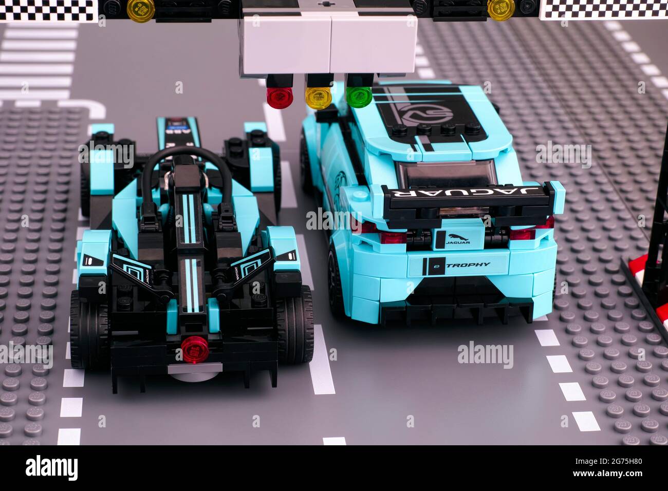 Tambov, Fédération de Russie - 19 février 2020 Lego Jaguar I-PACE eTROPHY  et Formule E Panasonic Jaguar Racing Gen2 voitures de course par LEGO Speed  Champions Photo Stock - Alamy