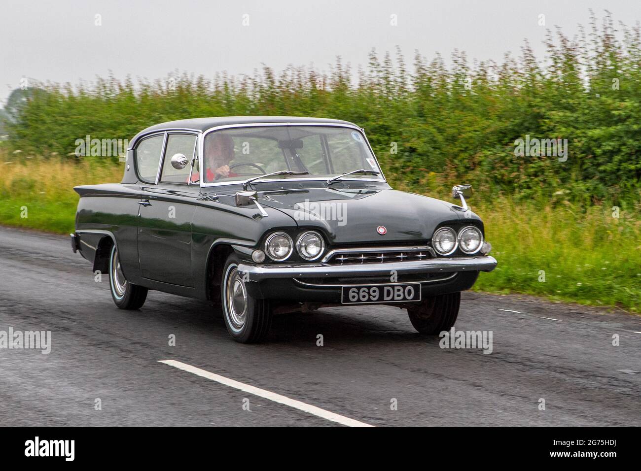 1963 60s Green Ford Classic 2dr au spectacle « The Cars the Star Show » à Holker Hall & Gardens, Grange-over-Sands, Royaume-Uni Banque D'Images