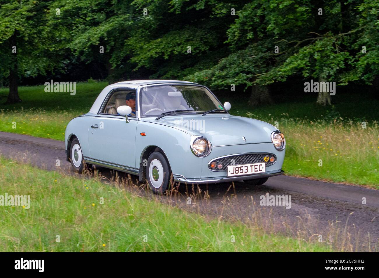 Une vue avant de bleu 1991 années 90 Nissan Figaro 1000cc essence samll 2dr ; voiture classique vintage rétro de la liberté conducteur voiture automobile Banque D'Images