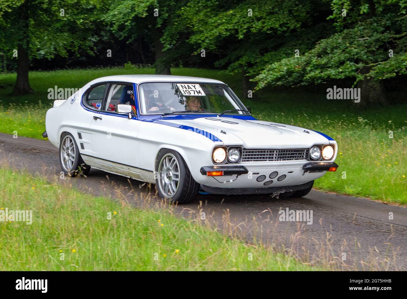 Vue avant de 1973 70s British Ford Capri 1600cc essence 2dr vintage classique voiture rétro liberté conducteur automobile Banque D'Images