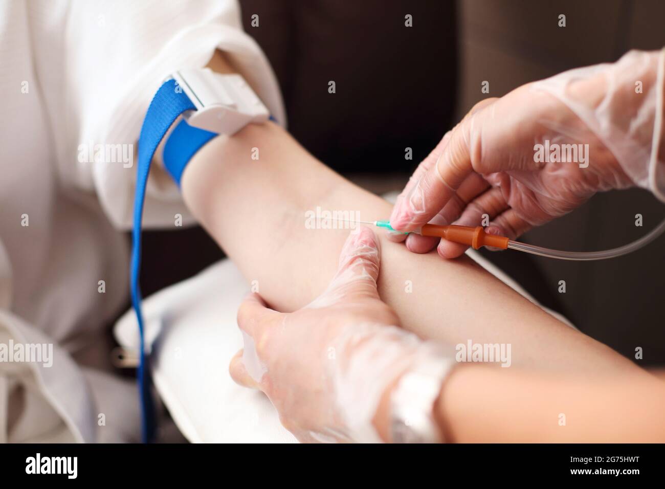 Femme médecin traitant le bras de la femme avec un tampon d'alcool avant de prélever un échantillon de sang à l'hôpital Banque D'Images