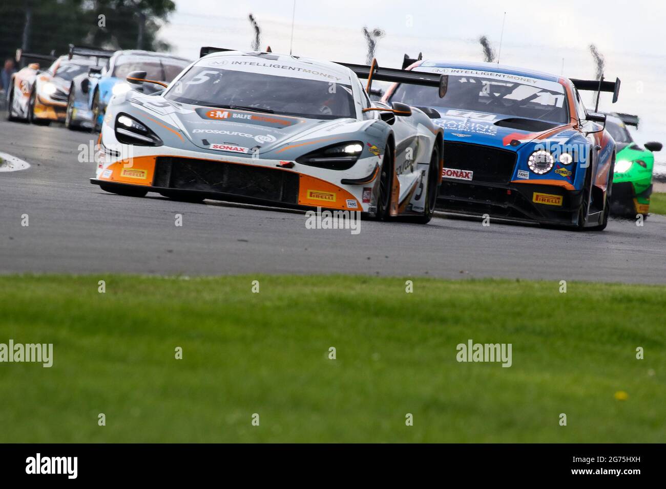 Castle Donington, Royaume-Uni. 11 juillet 2021. Balfe Motorsport (#5) McLaren 720S GT3 piloté par Stewart Proctor & Lewis Proctor GT3 Silver/Am conduit le Paddock Motorsport (#11) Bentley Continental GT3 piloté par Kelvin Fletcher & Martin Plowman GT3 Pro/Am lors du Championnat britannique Intelligent Money GT à Donington Park, Leicestershire, Angleterre, le 11 juillet 2021. Credit: Jurek Biegus/Alamy Live News Banque D'Images