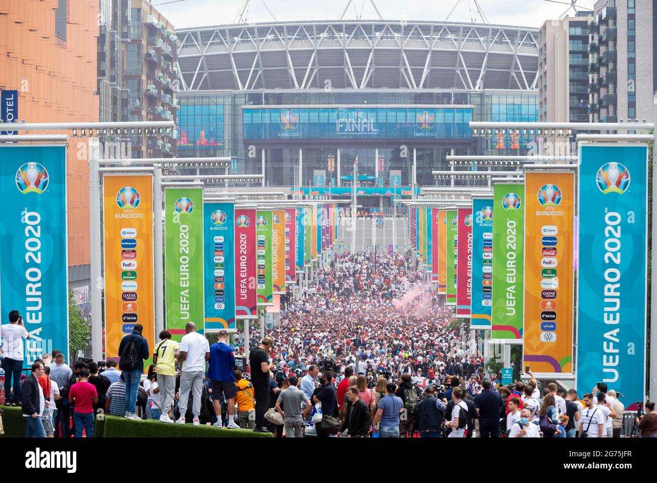 Londres, Royaume-Uni. 11 juillet 2021. Les fans d'Angleterre devant le stade Wembley sont en avance sur la finale de l'Euro 2020 entre l'Italie et l'Angleterre. C'est la première finale importante dans laquelle l'Angleterre aura joué depuis qu'elle aura remporté la coupe du monde en 1966 et l'Italie reste inbattue lors de leurs 33 derniers matches. Crédit : Stephen Chung/Alay Live News Banque D'Images
