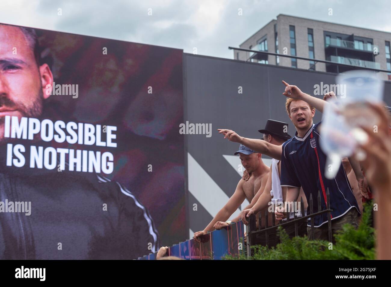 Londres, Royaume-Uni. 11 juillet 2021. Les fans d'Angleterre devant le stade Wembley sont en avance sur la finale de l'Euro 2020 entre l'Italie et l'Angleterre. C'est la première finale importante dans laquelle l'Angleterre aura joué depuis qu'elle aura remporté la coupe du monde en 1966 et l'Italie reste inbattue lors de leurs 33 derniers matches. Credit: Stephen Chung / Alamy Live News Banque D'Images