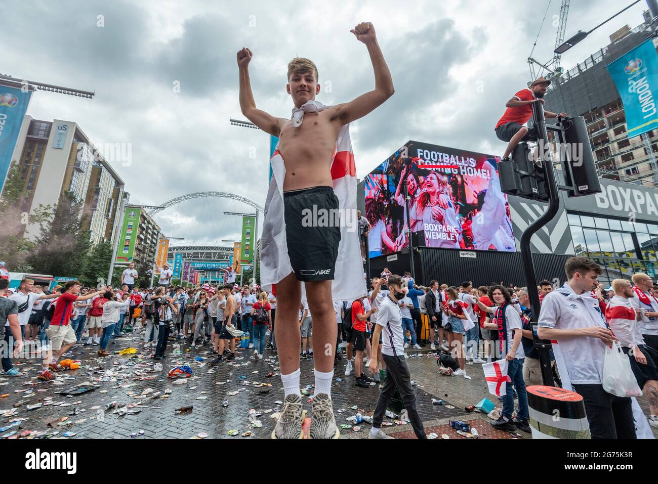 Londres, Royaume-Uni. 11 juillet 2021. Les fans d'Angleterre devant le stade Wembley sont en avance sur la finale de l'Euro 2020 entre l'Italie et l'Angleterre. C'est la première finale importante dans laquelle l'Angleterre aura joué depuis qu'elle aura remporté la coupe du monde en 1966 et l'Italie reste inbattue lors de leurs 33 derniers matches. Credit: Stephen Chung / Alamy Live News Banque D'Images