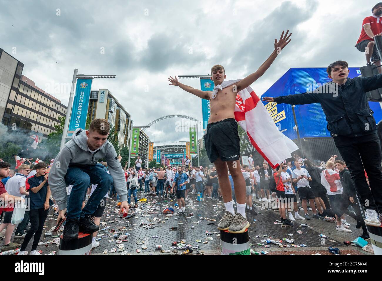 Londres, Royaume-Uni. 11 juillet 2021. Les fans d'Angleterre devant le stade Wembley sont en avance sur la finale de l'Euro 2020 entre l'Italie et l'Angleterre. C'est la première finale importante dans laquelle l'Angleterre aura joué depuis qu'elle aura remporté la coupe du monde en 1966 et l'Italie reste inbattue lors de leurs 33 derniers matches. Credit: Stephen Chung / Alamy Live News Banque D'Images