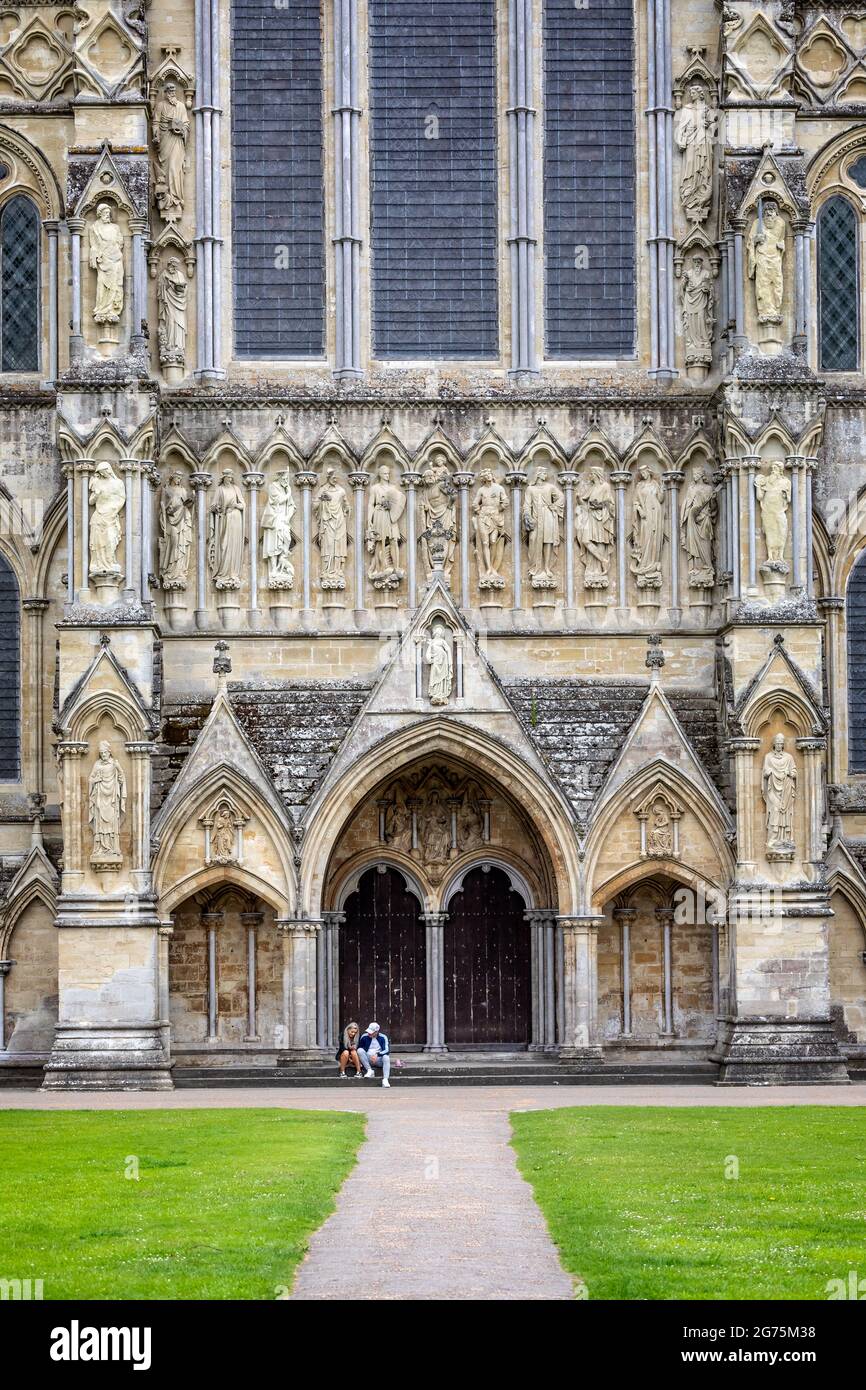 Gros plan de l'entrée de la cathédrale de Salisbury et des statues religieuses environnantes Salisbury, Wiltshire, Royaume-Uni, le 11 juillet 2021 Banque D'Images