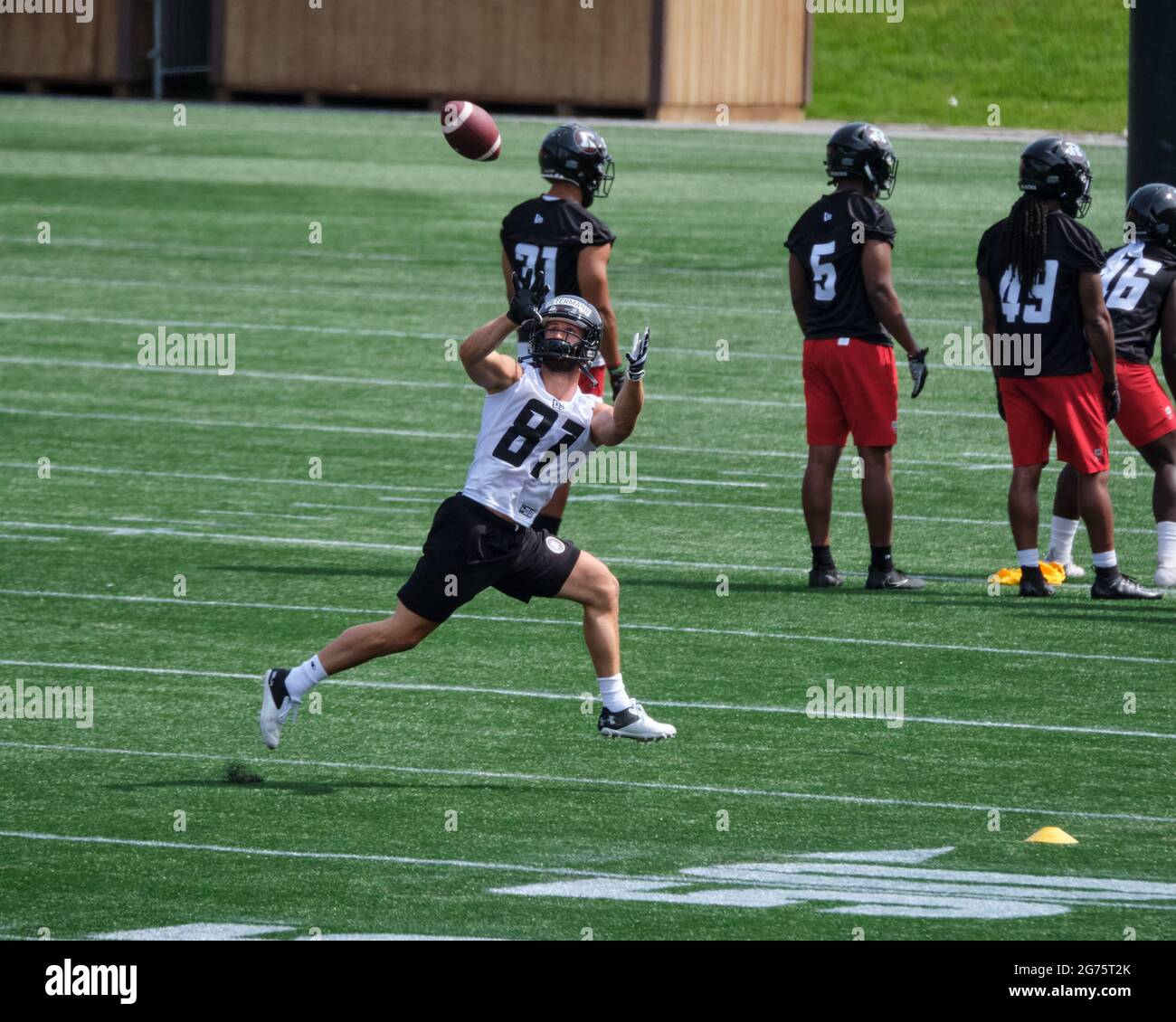 Ottawa, Canada. 11 juillet 2021. WR Daniel Petermann attrape une passe tandis que les joueurs passent des exercices alors que les Red BACKS d'Ottawa de la Ligue canadienne de football (LCF) ouvrent leur camp d'entraînement à TD place alors qu'ils sont sur le point d'ouvrir la saison 2021. Après avoir annulé toute la saison dernière en raison de la pandémie, la LCF est prévue pour jouer cette saison en vertu d'un protocole approuvé. Credit: Meanderingemu/Alamy Live News Banque D'Images