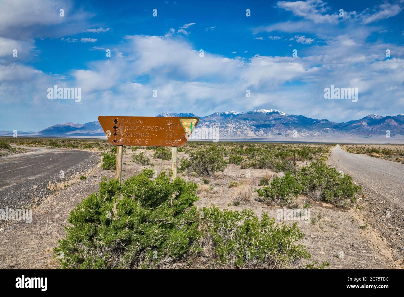 Panneau de direction à Pony Express Trail, à Granite Ranch Road, Deep Creek Range à distance, traversant le désert de Great Salt Lake, Great Basin, Utah, États-Unis Banque D'Images