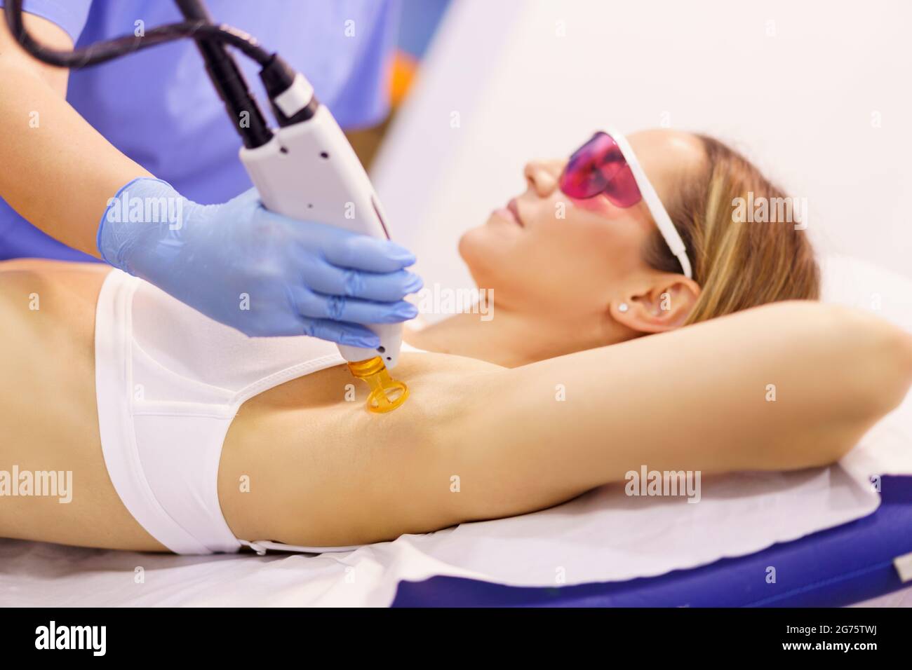 Femme recevant l'épilation laser sous les bras dans un centre de beauté  Photo Stock - Alamy