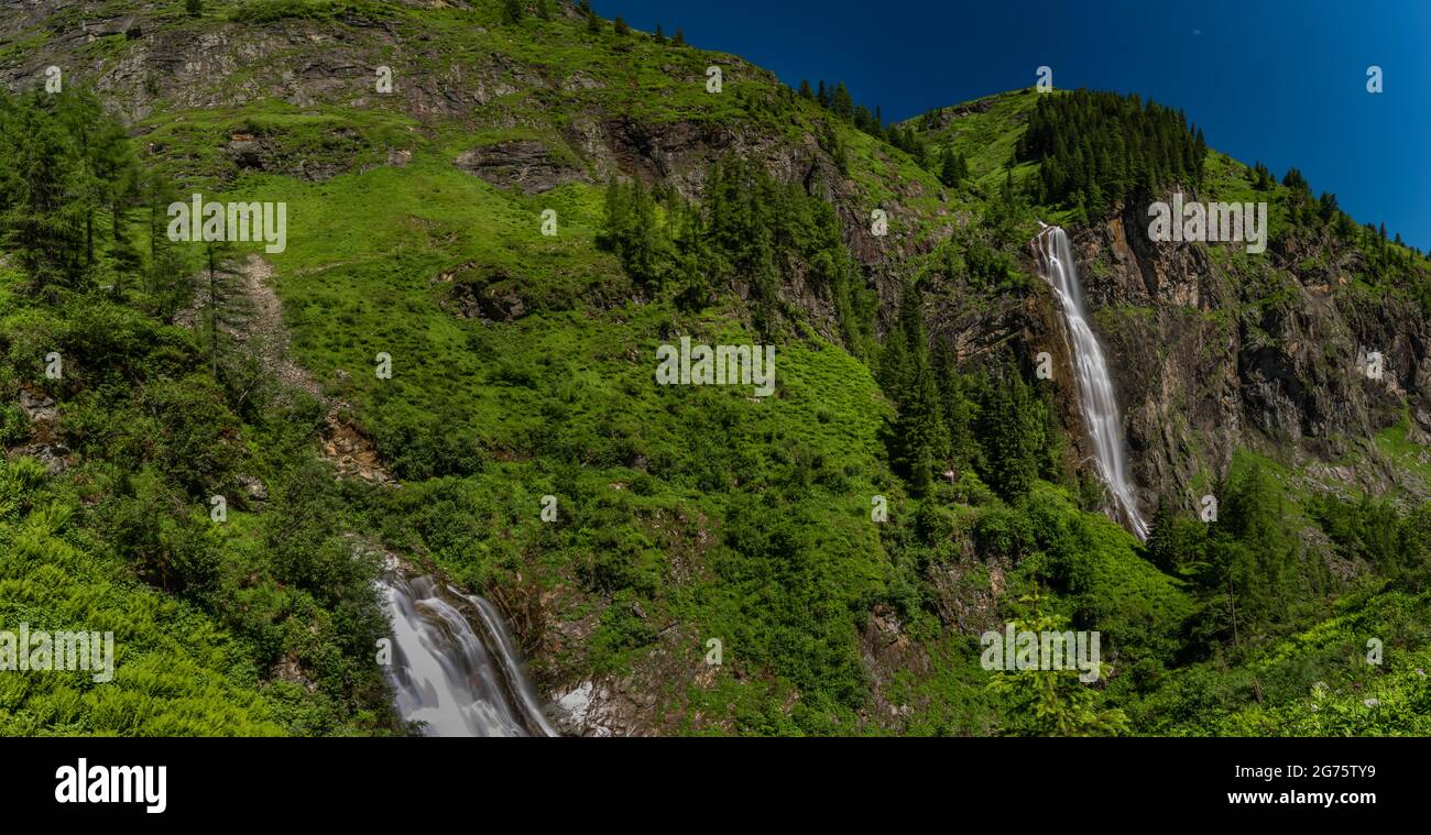 Chute d'eau Schleierfall près de Sportgastein place entre les grandes montagnes couleur d'été Banque D'Images