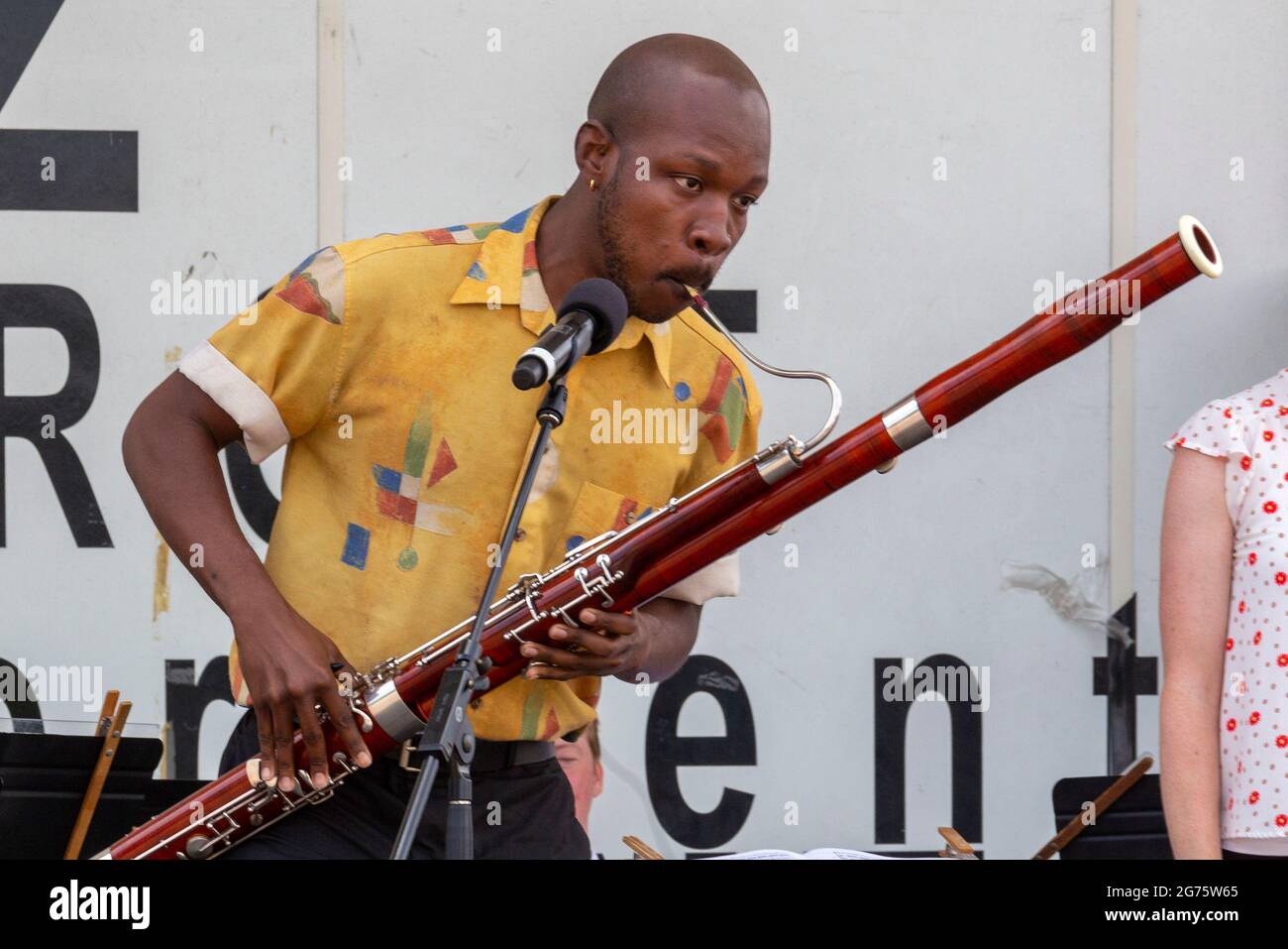 Detroit, Michigan - Jaquain Sloan, membre de l'Orchestre symphonique de Detroit, joue le basson dans un festival communautaire d'arts et de musique. Banque D'Images