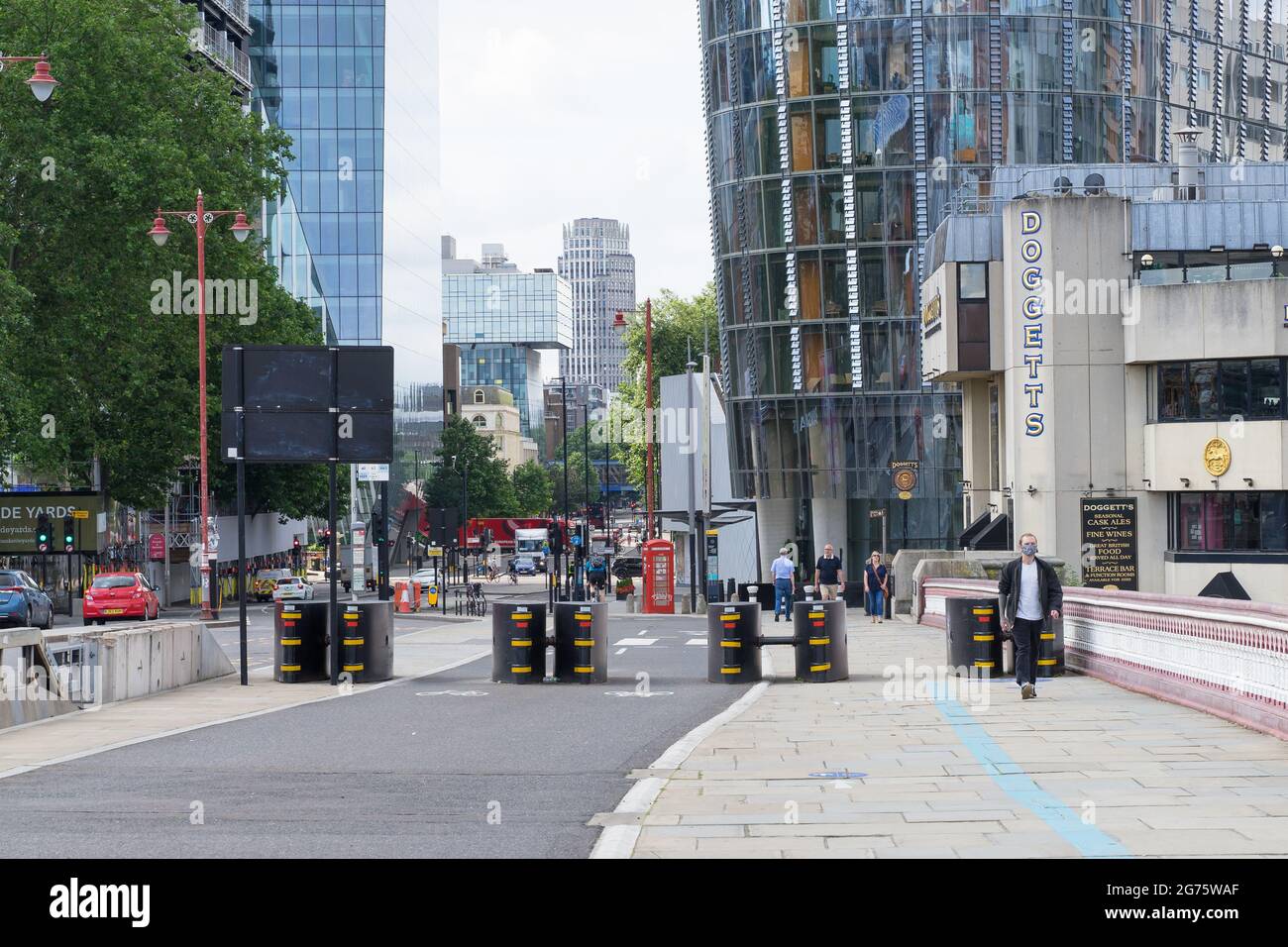 Barrières de sécurité temporaires sur le pont Blackfriars pour séparer les piétons et les véhicules. Londres Banque D'Images