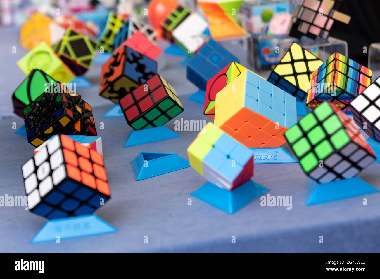 Lubań, Pologne - 2 juillet 2021 : différents types de cube de Rubik exposés. Jouet puzzle, cube coloré. Banque D'Images