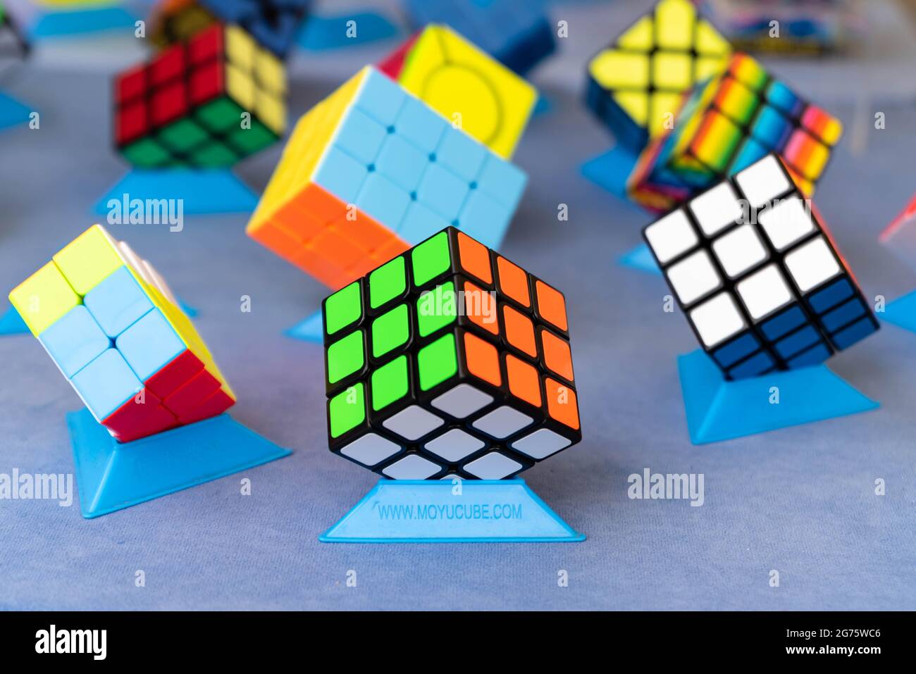 Lubań, Pologne - 2 juillet 2021 : différents types de cube de Rubik exposés. Jouet puzzle, cube coloré. Banque D'Images