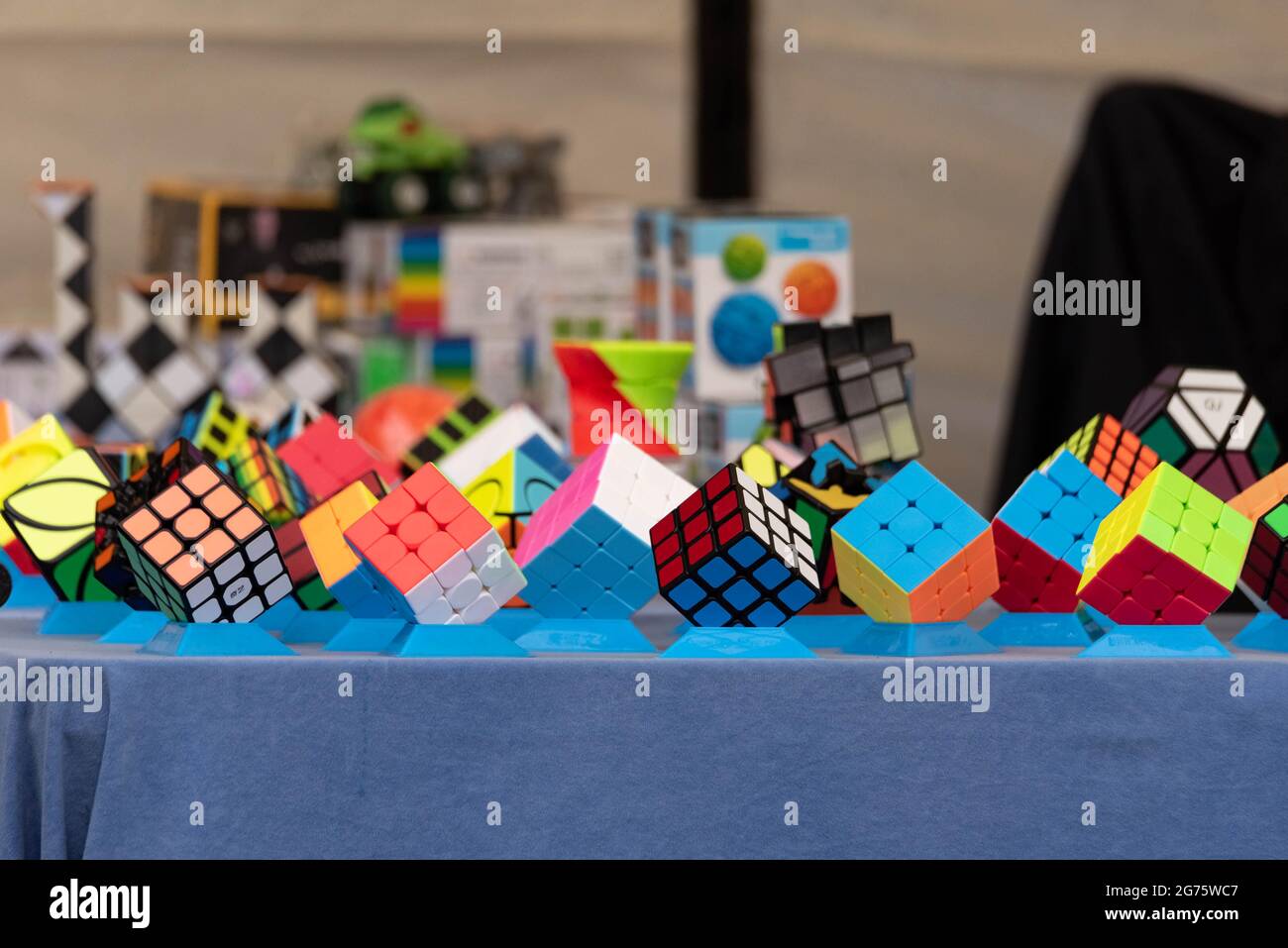 Lubań, Pologne - 2 juillet 2021 : différents types de cube de Rubik exposés. Jouet puzzle, cube coloré. Banque D'Images