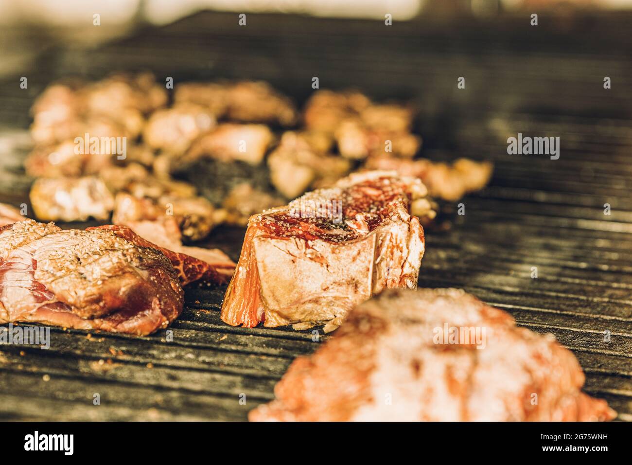 Cuisson de la viande au gril Banque D'Images
