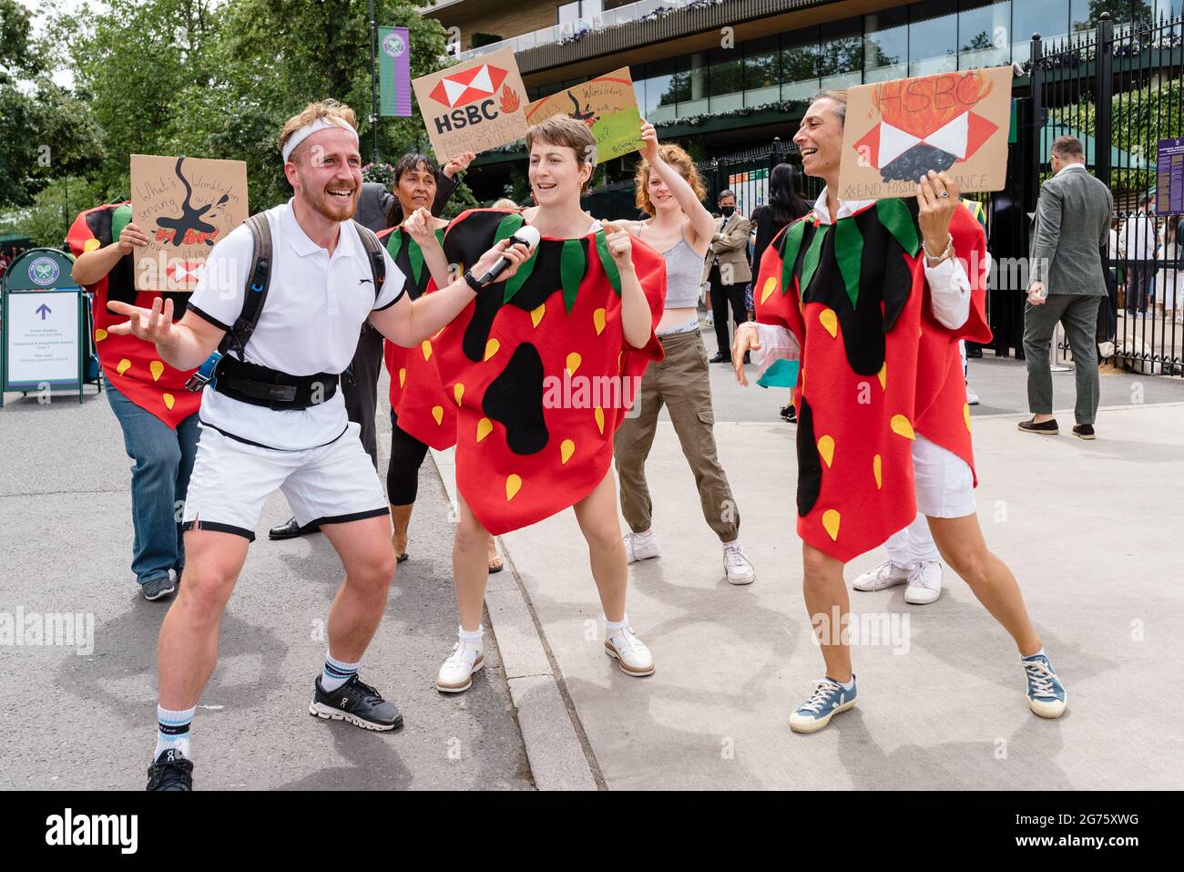 Londres, Royaume-Uni. 11 juillet 2021. Extinction Rebellion et Fossil Free London protestent en dehors du court de tennis de Wimbledon pour empêcher HSBC d'investir dans les combustibles fossiles Banque D'Images