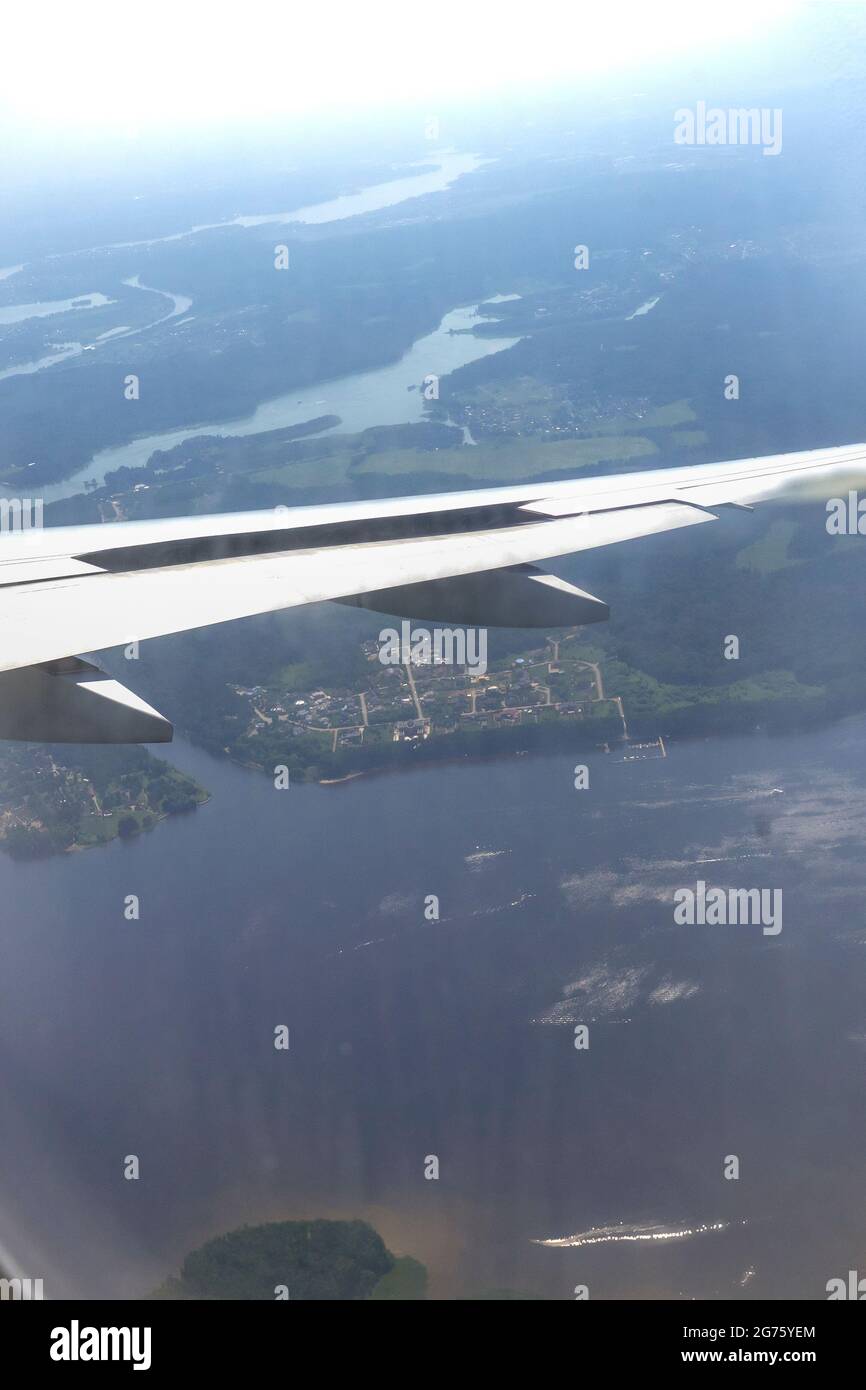 Belle vue aérienne vue à travers la fenêtre de l'avion volant. Vol au-dessus de la rivière Banque D'Images