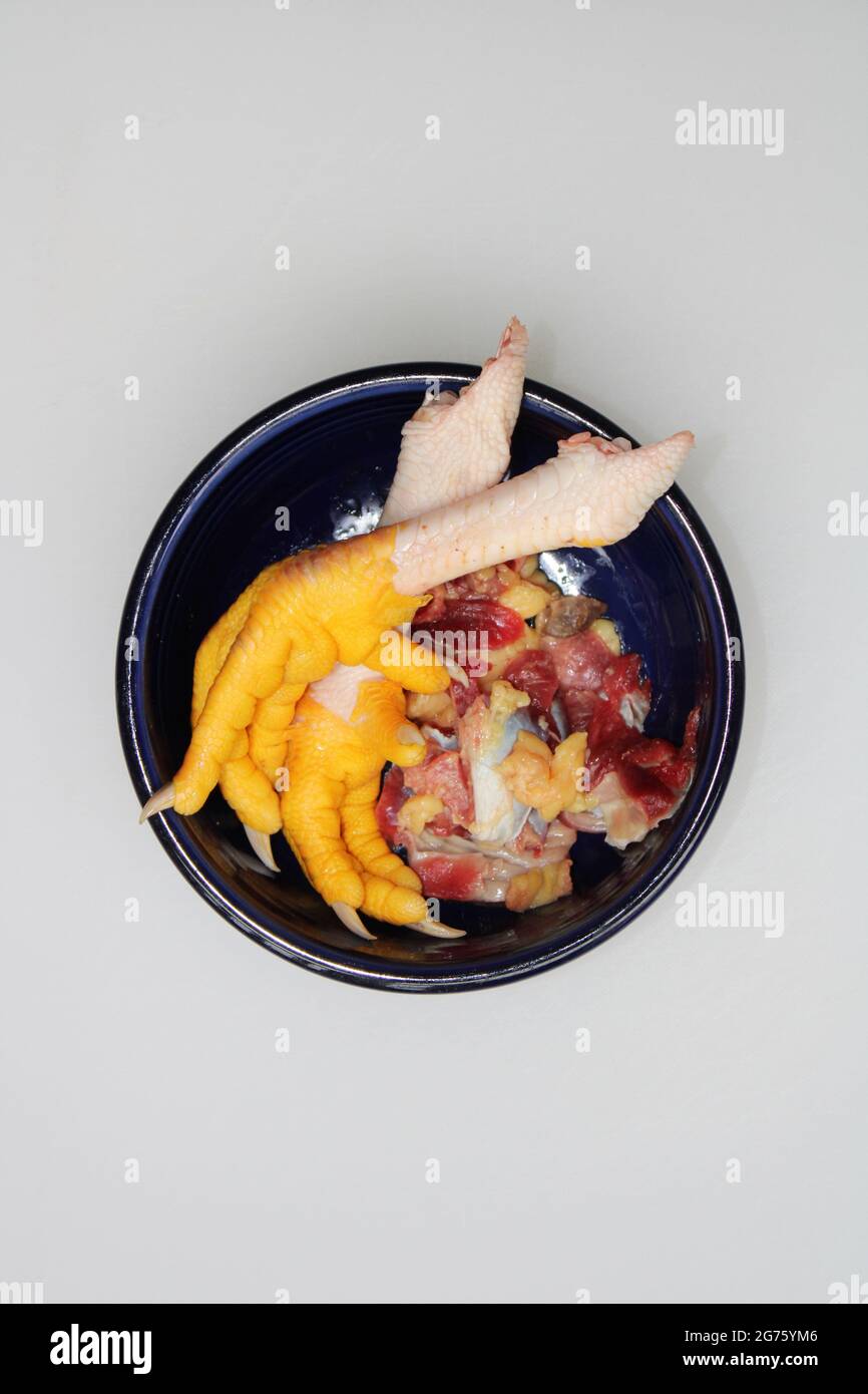 Morceaux de poulet dans un bol bleu Banque D'Images
