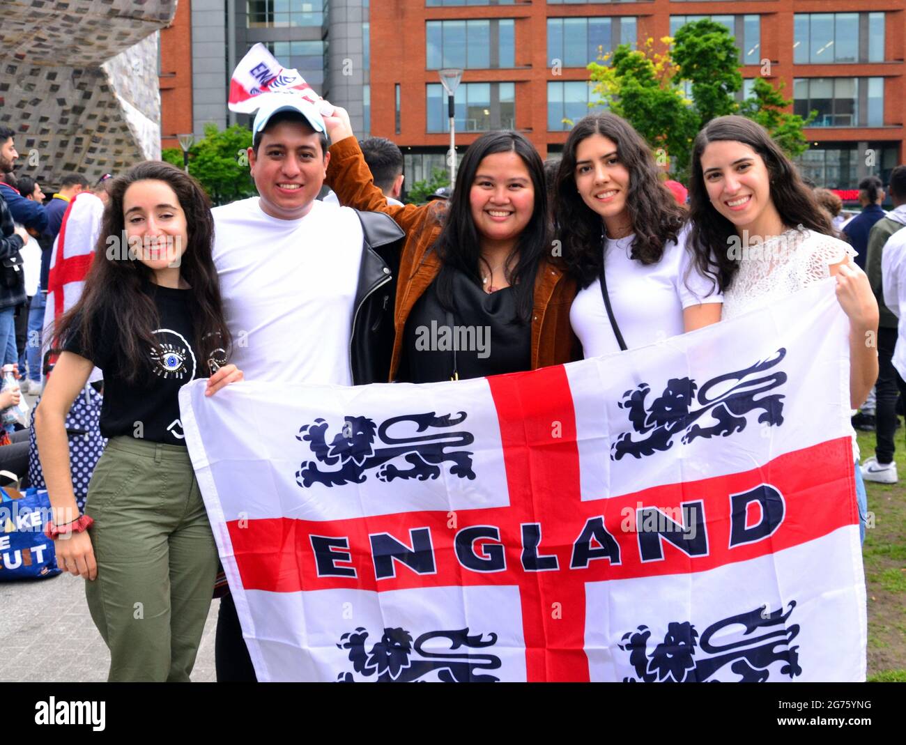 Supporters de l'équipe de football d'Angleterre, exubérant dans le centre de Manchester, Angleterre, Royaume-Uni, dans l'après-midi du dimanche 11 juillet 2021, avant la finale Angleterre contre Italie euros football. Banque D'Images