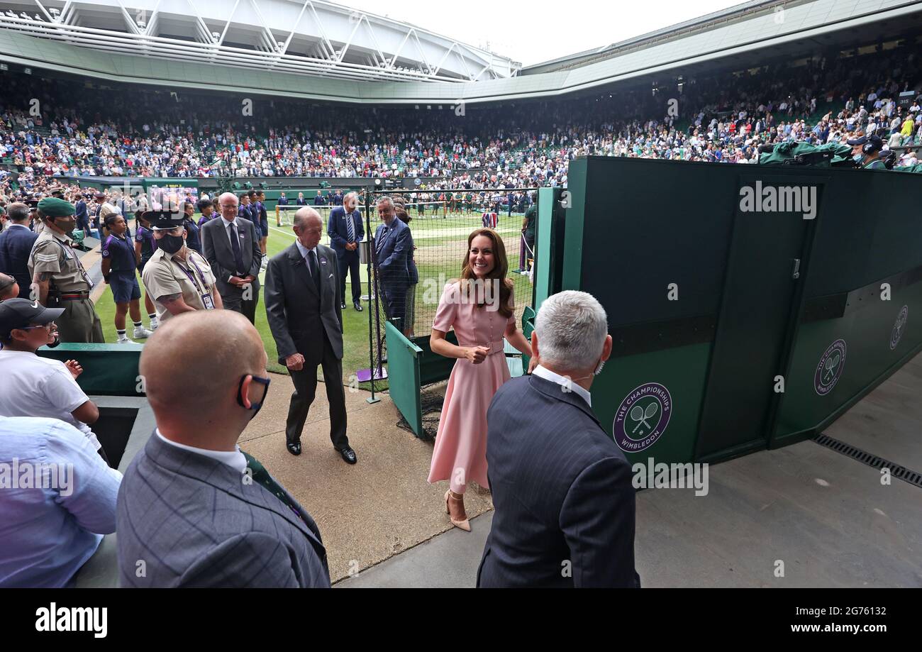 La duchesse de Cambridge quitte le court central après avoir remis son trophée à Novak Djokovic après avoir remporté la finale des célibataires de gentlemen contre Matteo Berrettini le treize jour de Wimbledon au All England Lawn tennis and Croquet Club, Wimbledon. Date de la photo: Dimanche 11 juillet 2021. Banque D'Images