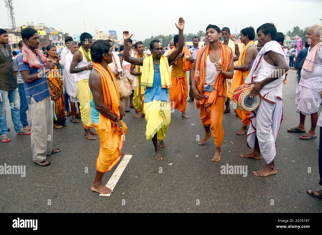 spectacle de danse par des dévotés pendant le festival de ratha yatra Banque D'Images