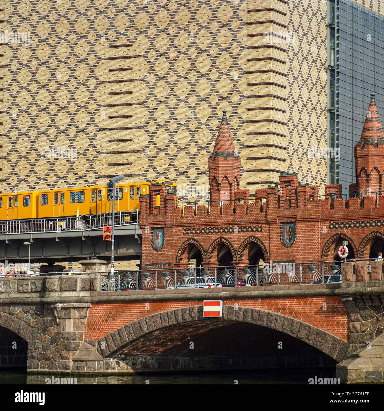 Un train souterrain à Berlin traverse le pont Oberbaum au-dessus de la Spree. Banque D'Images