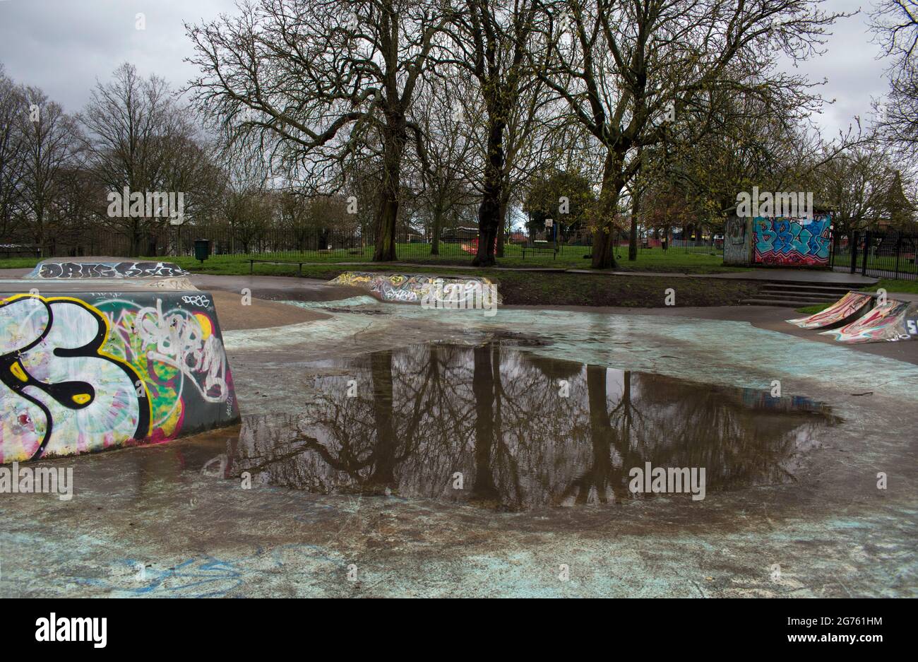 Le parc de skate de Norwood Park à West Norwood, Londres, sous la pluie Banque D'Images