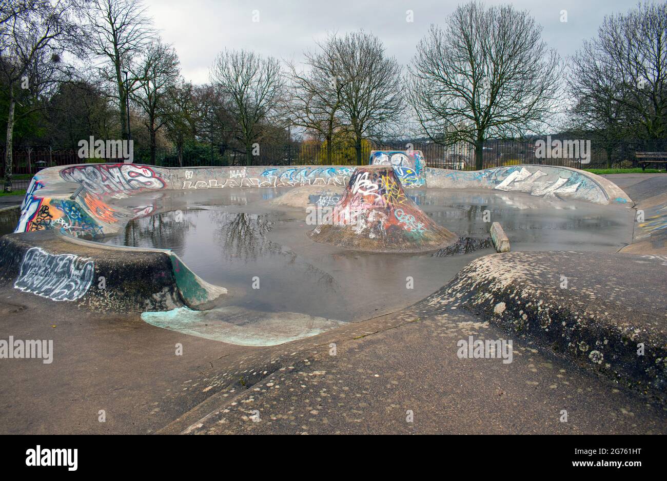 Le parc de skate de Norwood Park à West Norwood, Londres, sous la pluie Banque D'Images