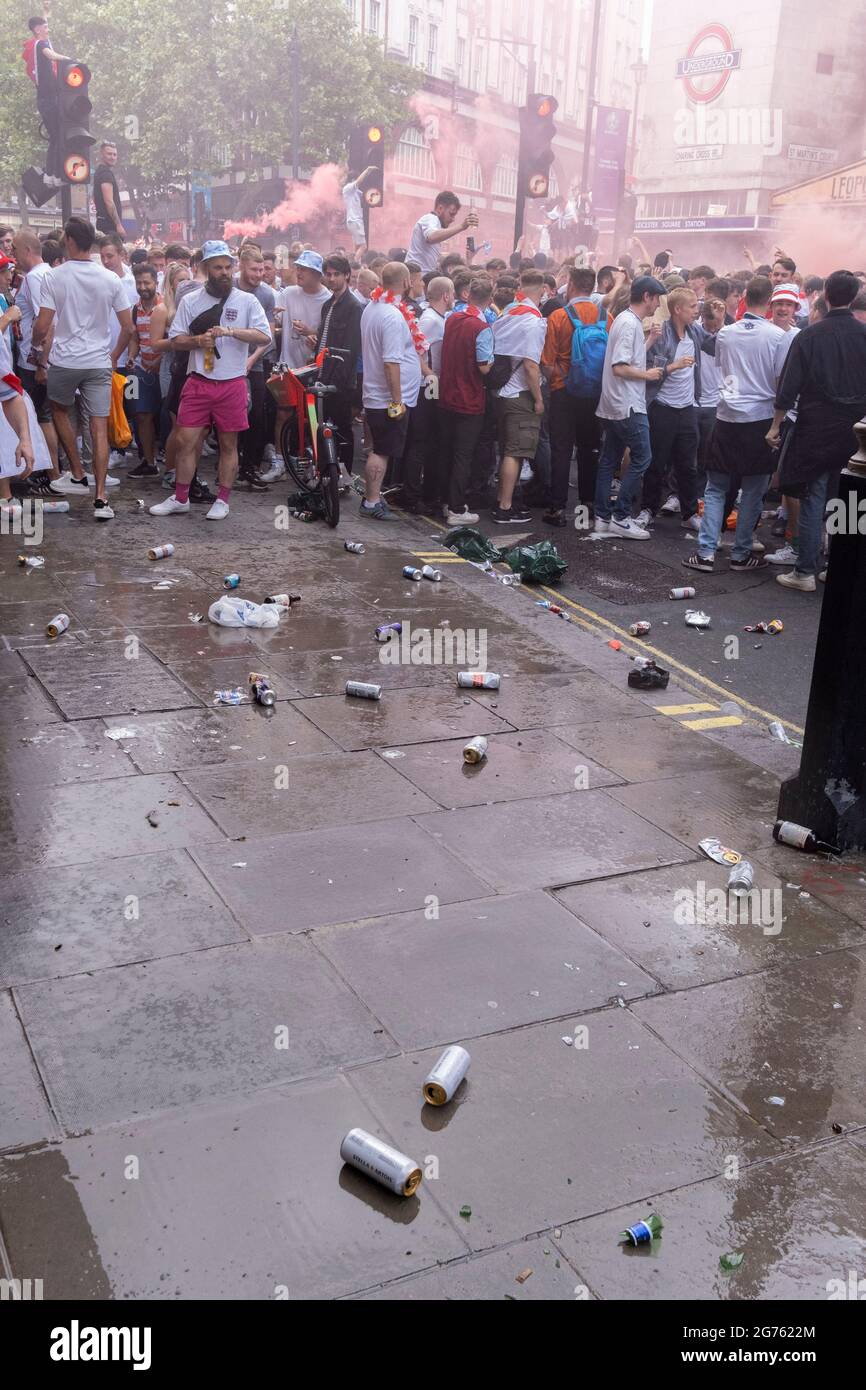 Heures avant que l'équipe de football d'Angleterre ne joue un jeu historique contre l'Italie la première fois depuis 1966 que l'équipe nationale anglaise joue dans une finale internationale de football des hommes, des milliers de supporters principalement jeunes se rassemblent sans couvre-visage ni distances sociales devant la station de métro Leicester Square, Le 11 juillet 2021, à Londres, en Angleterre. Banque D'Images