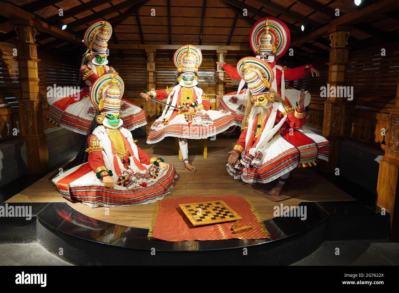 Des artistes de Kathakali pendant la danse kathakali traditionnelle de l'État du Kerala en Inde. C'est une forme majeure de danse indienne classique liée à l'hindou Banque D'Images