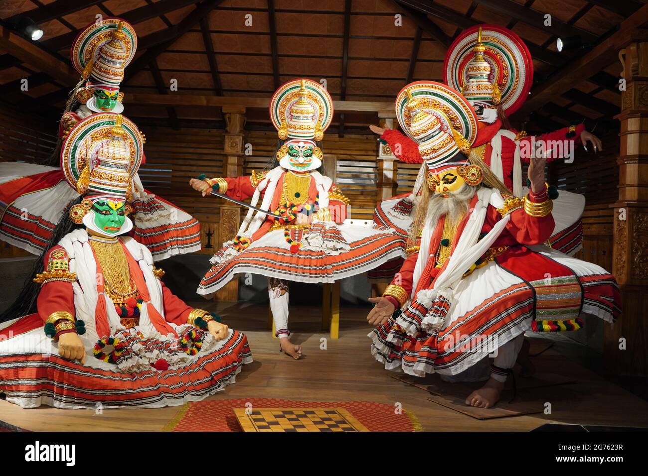 Des artistes de Kathakali pendant la danse kathakali traditionnelle de l'État du Kerala en Inde. C'est une forme majeure de danse indienne classique liée à l'hindou Banque D'Images