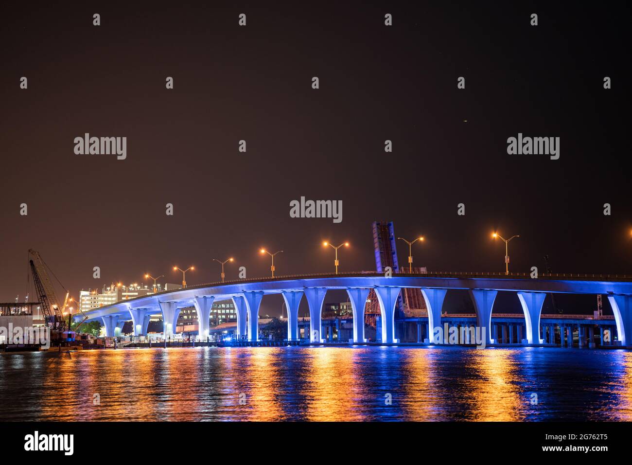 Scène de Miami la nuit avec Neon Lbue Bridge Port Banque D'Images