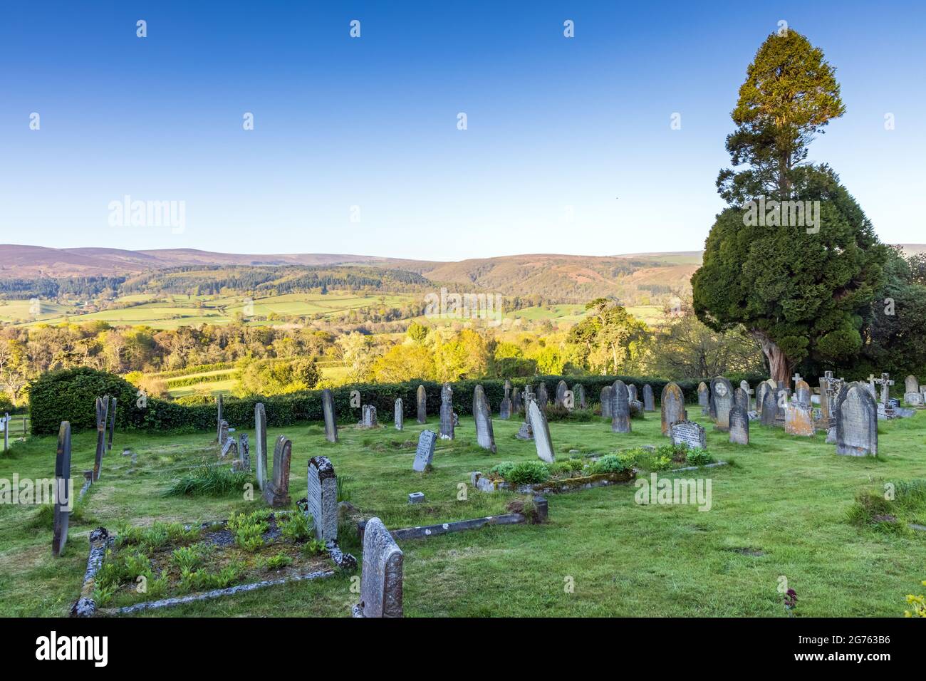 Cimetière de l'église Selworthy, surplombant la belle campagne, parc national d'Exmoor, Somerset, Angleterre. Banque D'Images