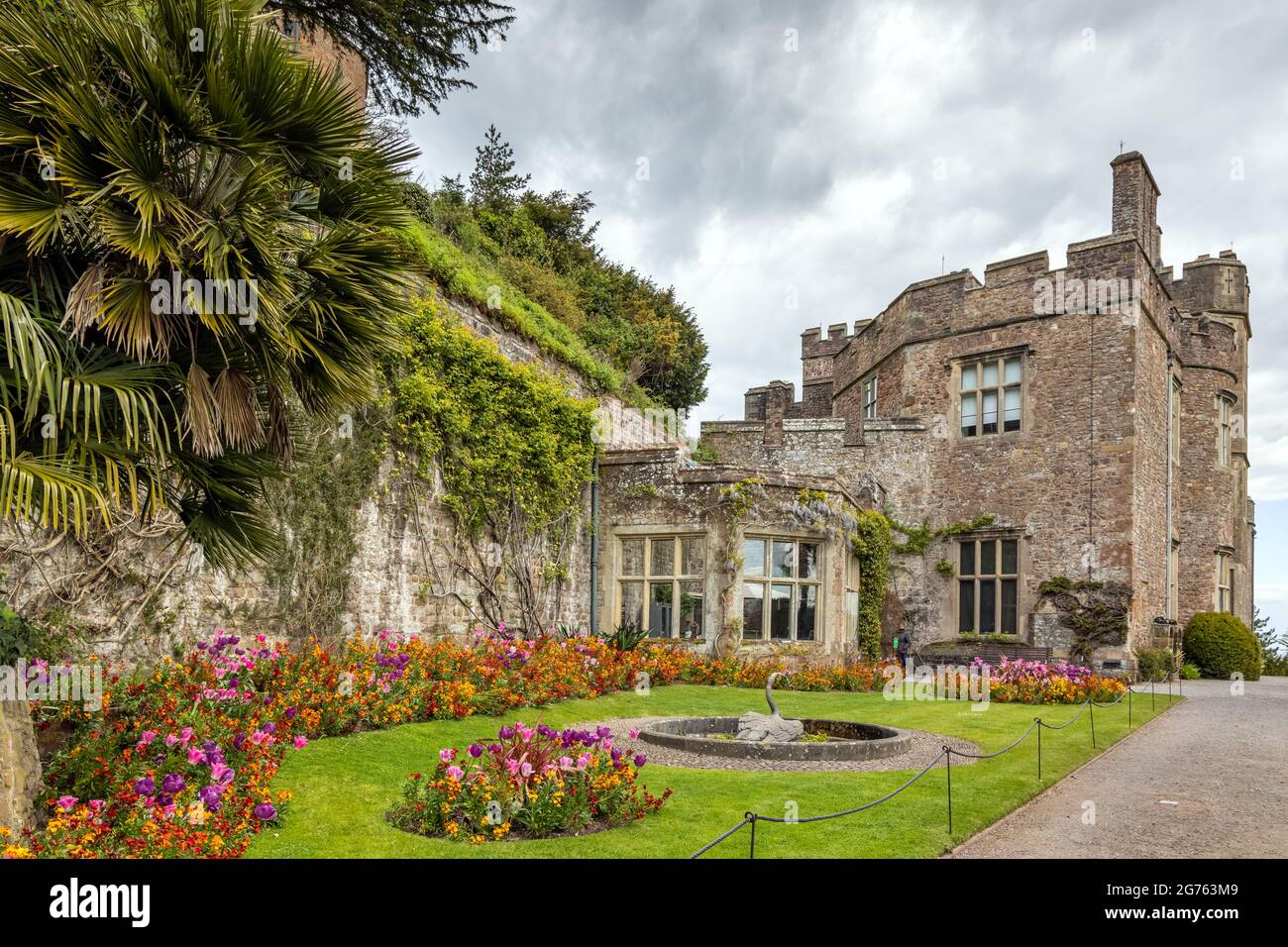 Le château historique de Dunster, en bordure du village de Dunster, parc national d'Exmoor, Somerset, Angleterre Banque D'Images