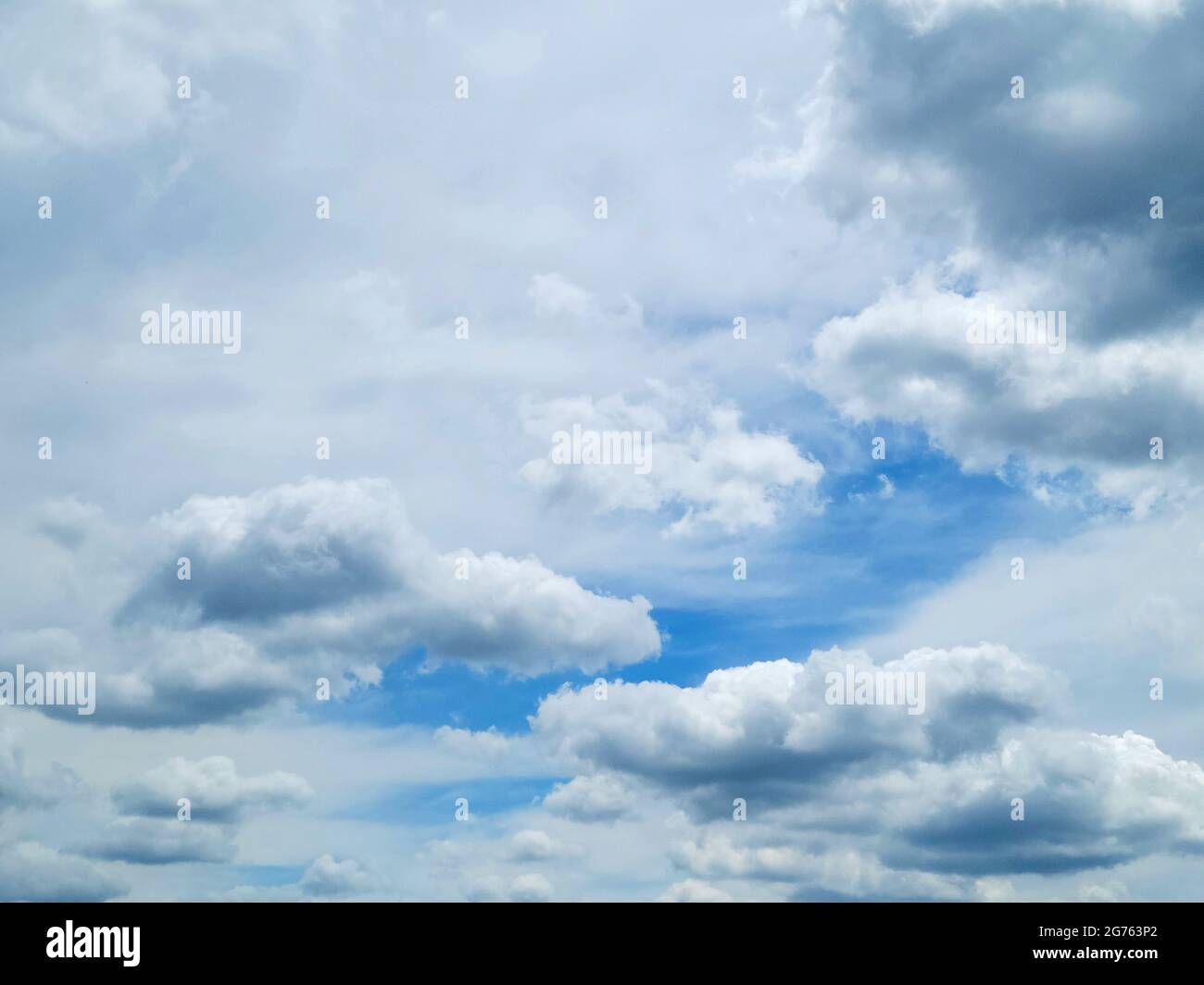 Nuages blancs dans un ciel bleu avec espace de copie Banque D'Images Nuages blancs dans un ciel bleu avec espace de copie Banque D'Images