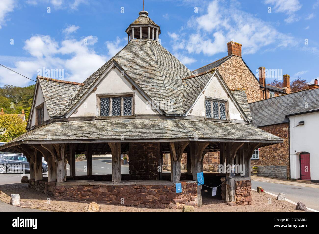 Marché historique de Yarn, une salle de marché octogonale du XVIIe siècle à pans de bois dans le village de Dunster, parc national d'Exmoor, Somerset, Angleterre. Banque D'Images