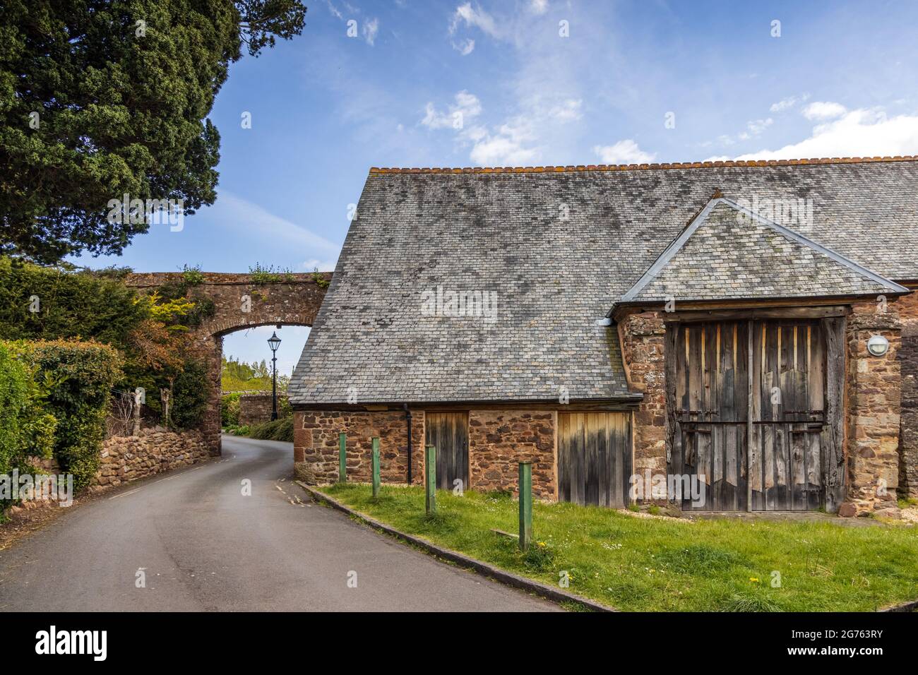 La deuxième année du XIVe siècle a inscrit la Grange de la dîme à Dunster, Somerset, en Angleterre. Banque D'Images