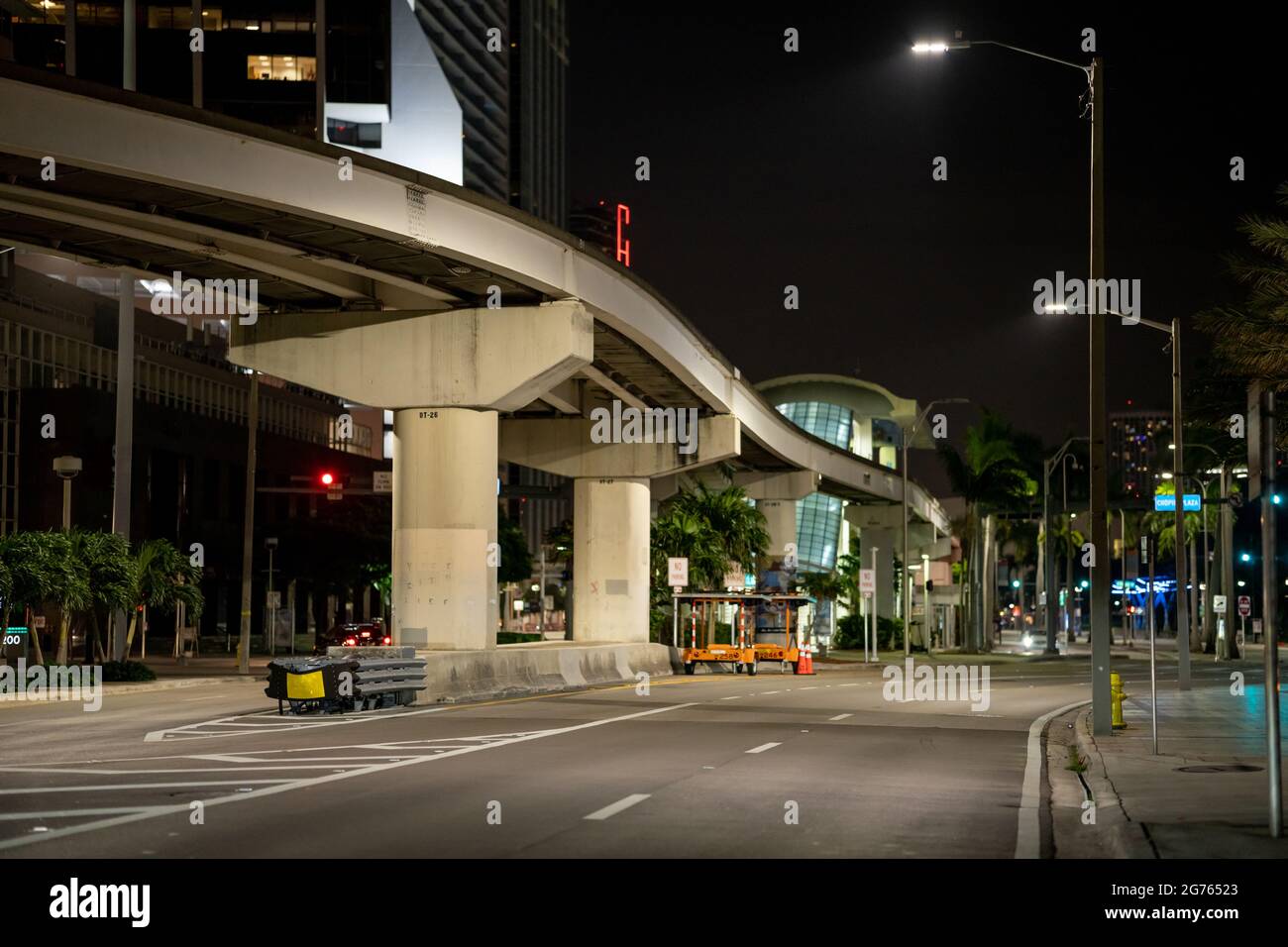 Rues vides du centre-ville de Miami la nuit Banque D'Images