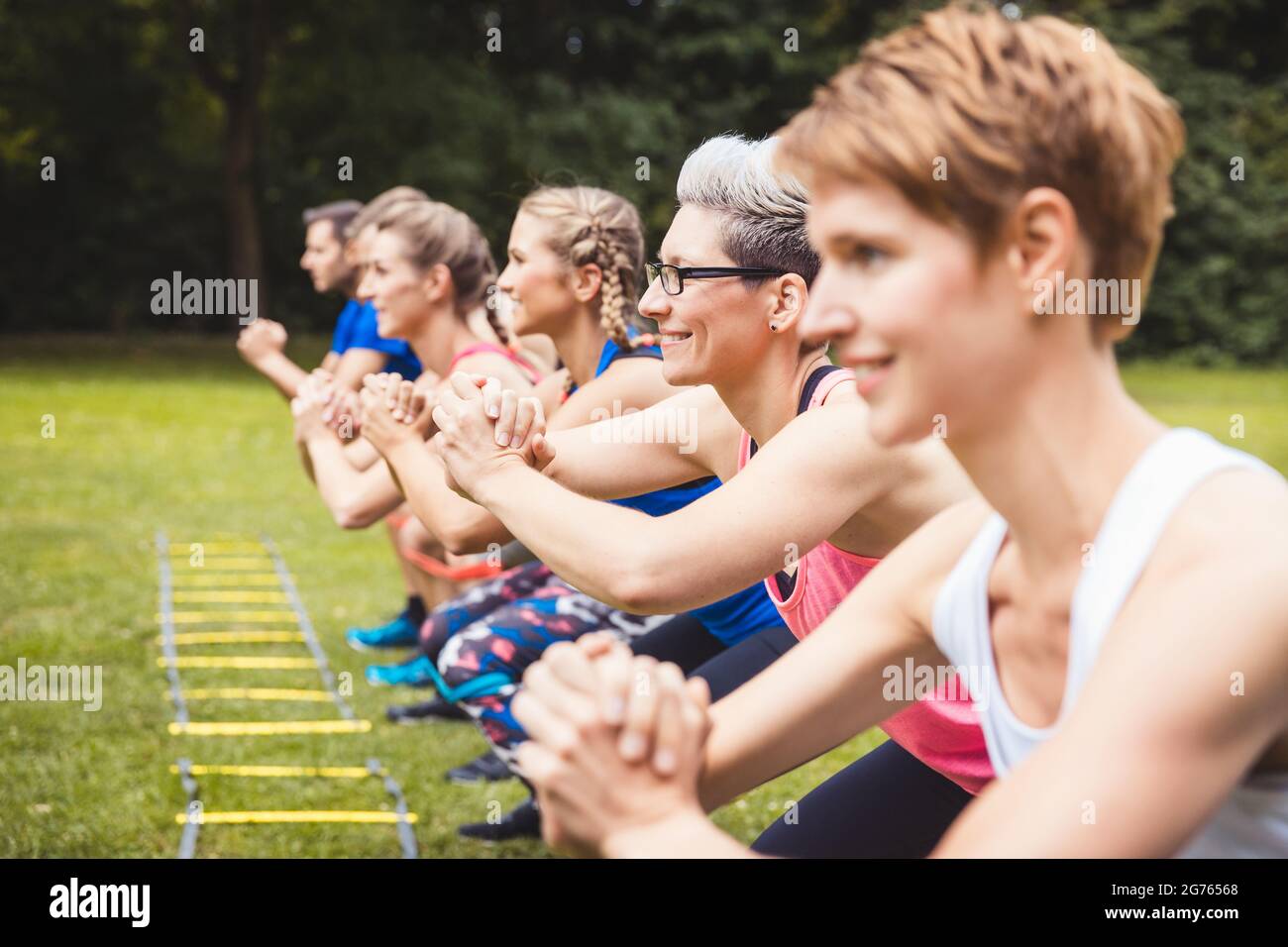 Jeune athlète féminine pratiquant des squats Banque D'Images