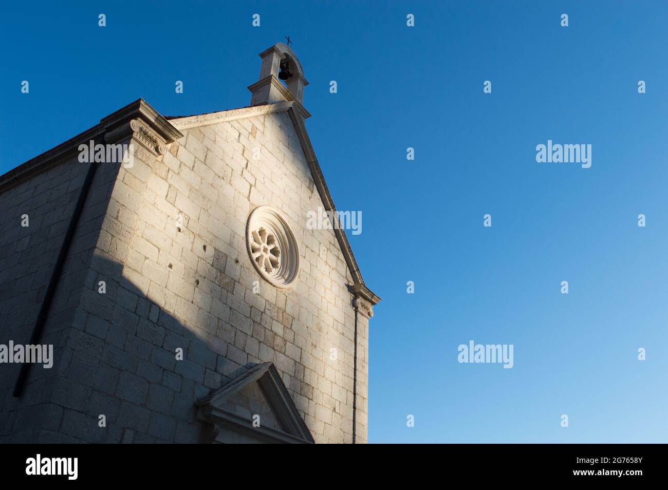 Architecture romane de Dubrovnik avec église de George situé en pile près de la mer, dans la vieille ville, avec une rosace typique de Dalmatie Banque D'Images
