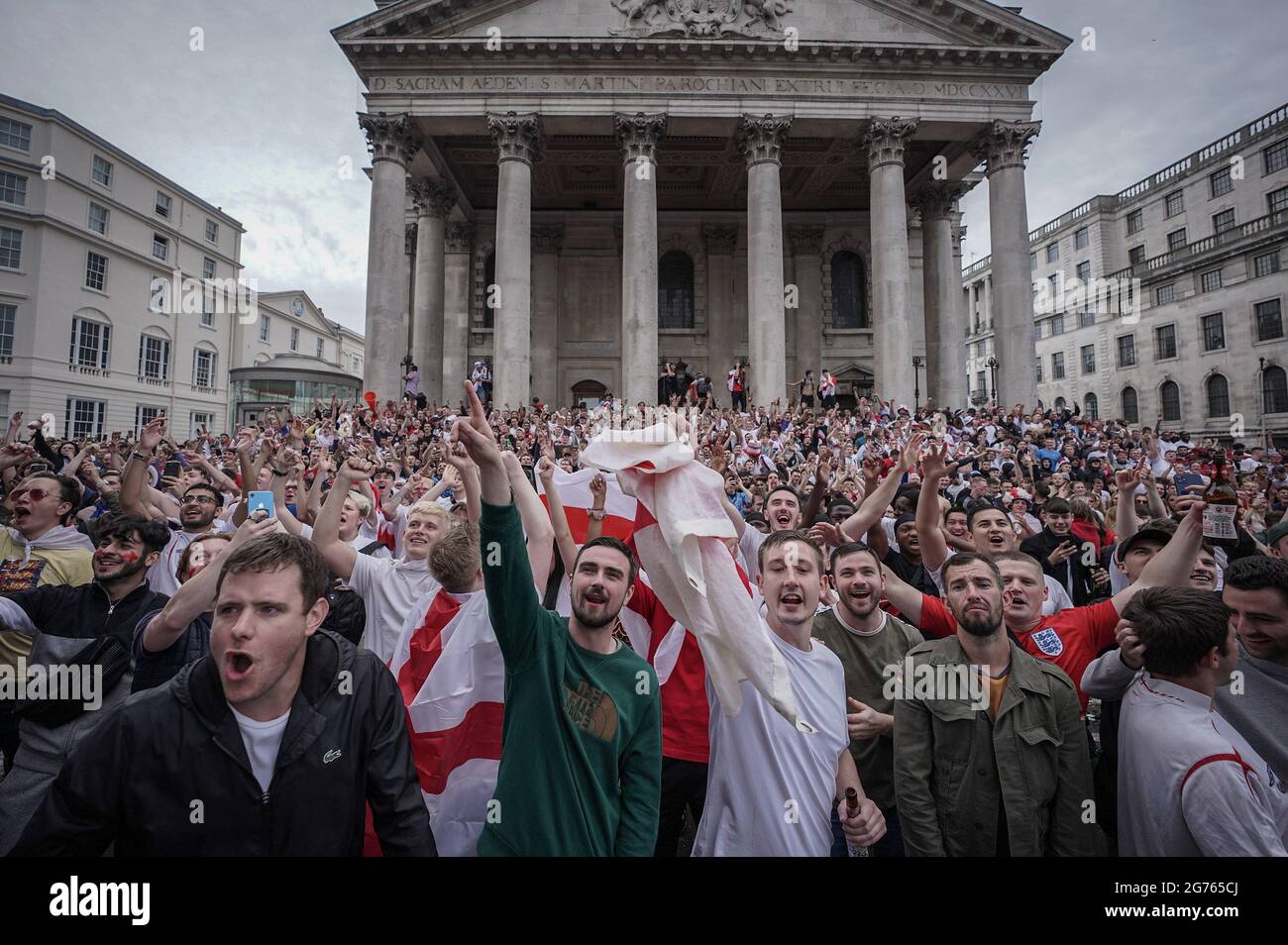 Londres, Royaume-Uni. 11 juillet 2021. Euro 2020 : les fans se rassemblent à Westminster avant la finale du match entre l'Angleterre et l'Italie. Credit: Guy Corbishley/Alamy Live News Banque D'Images