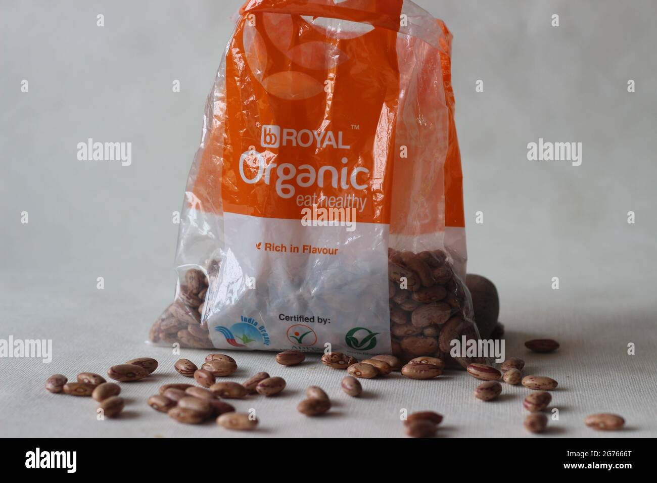 Mumbai, Maharashtra, Inde, mai 13 2021 : gros paniers emballage rouge et blanc de haricots rouges. Les haricots rouges sont communément connus sous le nom de rajma in Banque D'Images