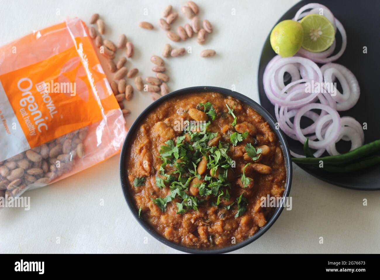 Mumbai, Maharashtra, Inde, mai 13 2021: Grands paniers emballage rouge et blanc de haricots rouges abattus avec le curry de haricots rouges. Le curry est Banque D'Images