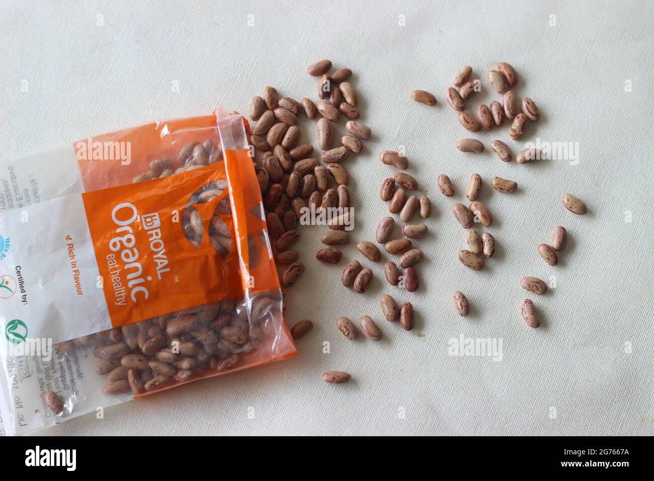 Mumbai, Maharashtra, Inde, mai 13 2021 : gros paniers emballage rouge et blanc de haricots rouges. Les haricots rouges sont communément connus sous le nom de rajma in Banque D'Images