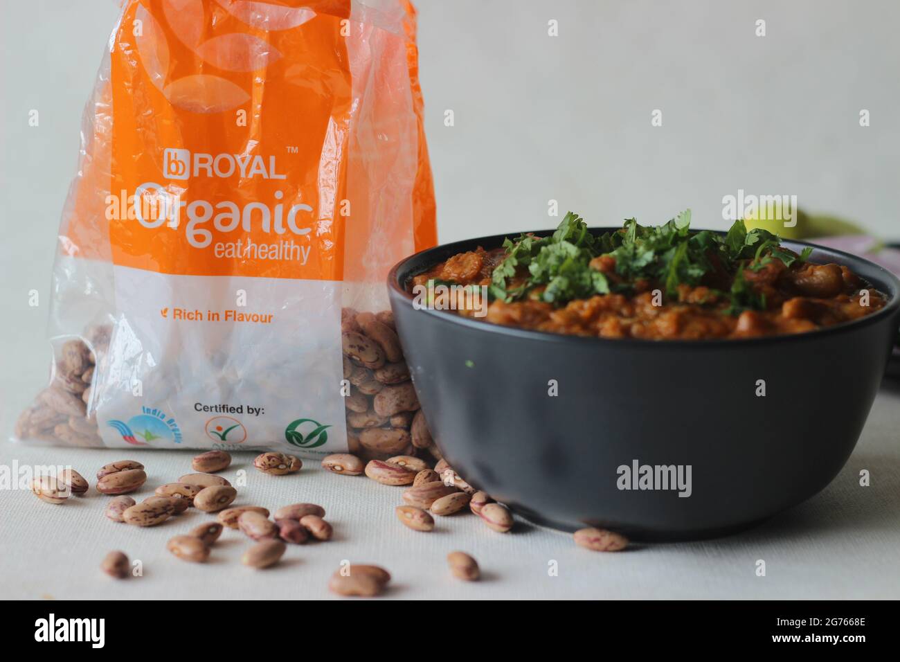 Mumbai, Maharashtra, Inde, mai 13 2021: Grands paniers emballage rouge et blanc de haricots rouges abattus avec le curry de haricots rouges. Le curry est Banque D'Images