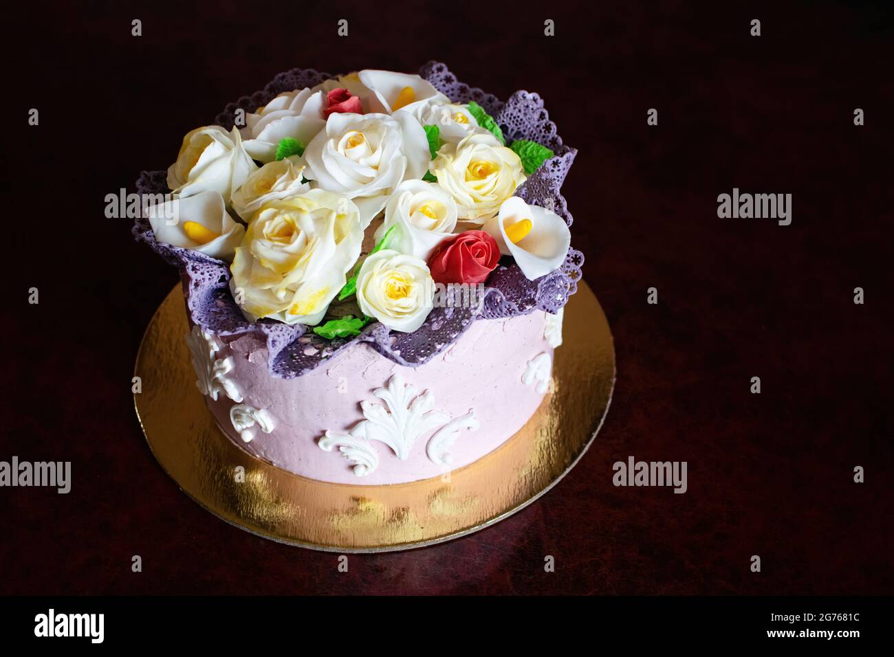 Magnifique Gateau D Anniversaire Avec Fleurs De Mastic Decor Sur La Table Photo Stock Alamy Magnifique Gateau D Anniversaire Avec Fleurs De Mastic Decor Sur La Table Photo Stock Alamy