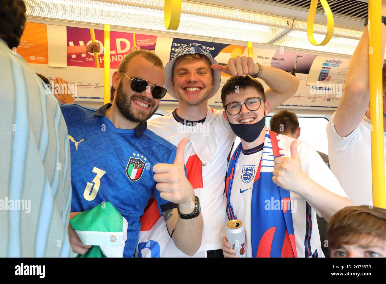 Fans anglais et italiens voyageant en métro à Wembley Park pour la finale de l'UEFA euro 2020, entre l'Italie et l'Angleterre, à Londres, Royaume-Uni Banque D'Images