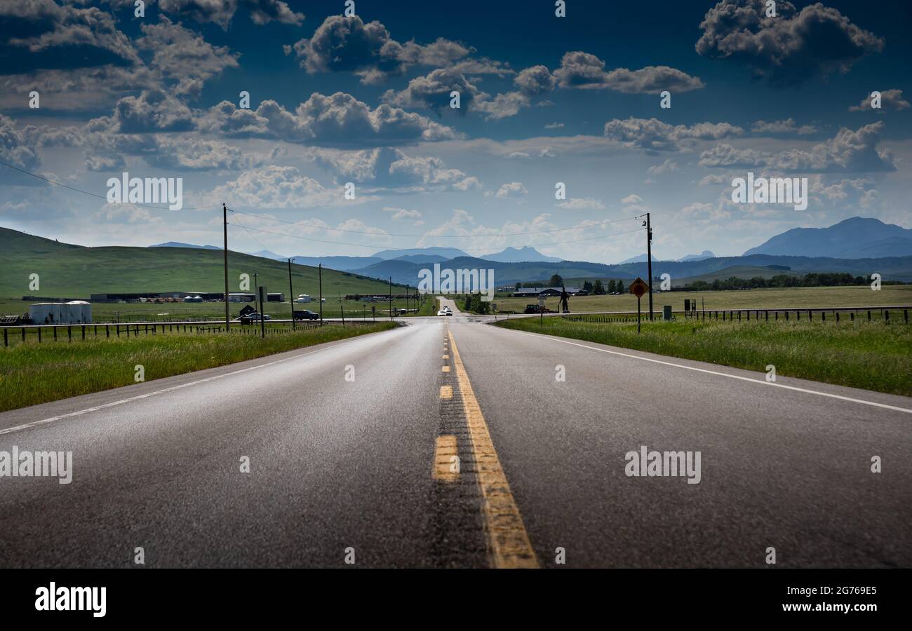 Une intersection sur le terrain de ranch le long de l'autoroute 22 près de la chaîne de montagnes Livingstone et des pentes est de l'Alberta des Rocheuses canadiennes pendant l'été. Banque D'Images